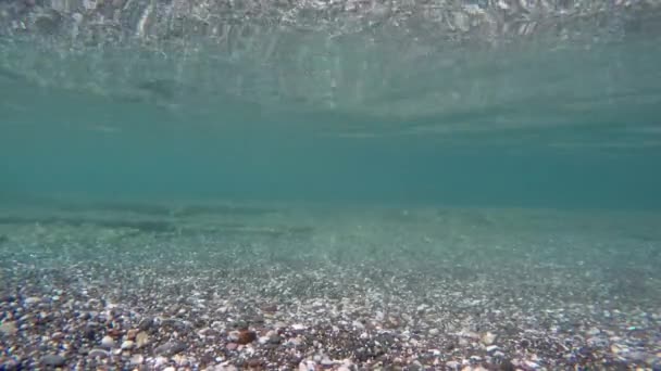 Kieselsteinmeer - unter Wasser — Stockvideo