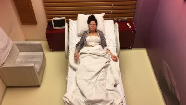 Женщина спит в палате больницы — стоковое видео