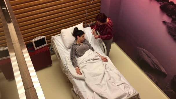 Donna nella stanza d'ospedale con sua madre dopo l'operazione — Video Stock