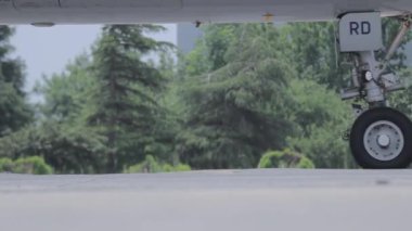 Uçak piste olduğunu.