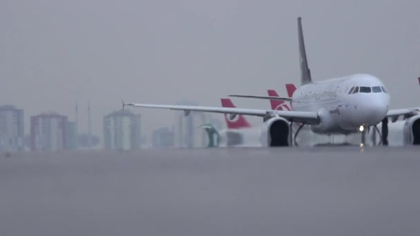 Istanbul Bosphore TURQUIE 25 juin 2010 - Transport de conteneurs — Video