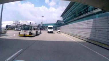 Istanbul Atatürk Havalimanı Airport de araba Türkiye - 19 Temmuz 2015-sürücü Pov-