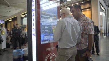 Istanbul Atatürk Havalimanı 15 Ekim 2015 - uçuş takvim modern dokunmatik ekran bilgi noktasında kontrol erkekler