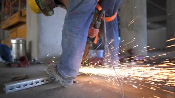 Elektrické kolo broušení na ocelové konstrukce — Stock video