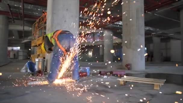 Измельчение электрических колес на стальной конструкции на строительной площадке — стоковое видео
