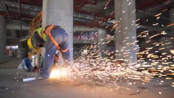 Измельчение электрических колес на стальной конструкции на строительной площадке — стоковое видео