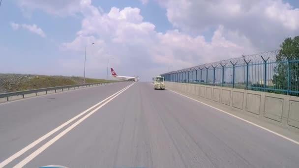 Стамбульский аэропорт имени Ататюрка ТУРЦИЯ - 19 июля 2015 года - Driver POV - Управление автомобилем в аэропорту — стоковое видео