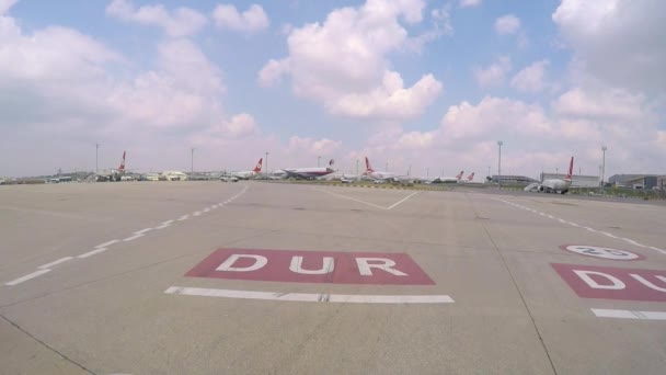 Istanbul Ataturk flygplats Turkiet - 19 juli 2015-Driver Pov - köra bil på flygplats — Stockvideo