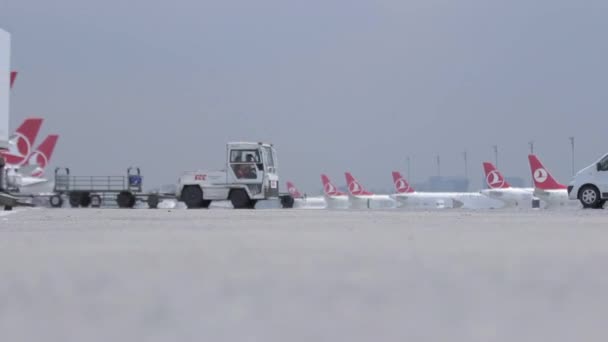 Aeropuerto de Estambul Ataturk 17 junio 2015 - Tráfico en el camino del aeropuerto . — Vídeos de Stock