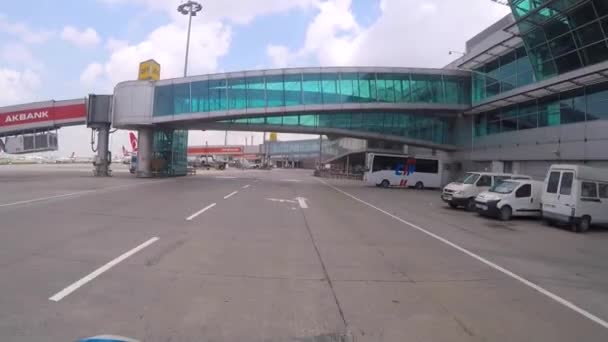 イスタンブールのアタチュルク空港トルコ - ハメ撮り 19 7 月 2015年-ドライバー - 空港で車を運転 — ストック動画