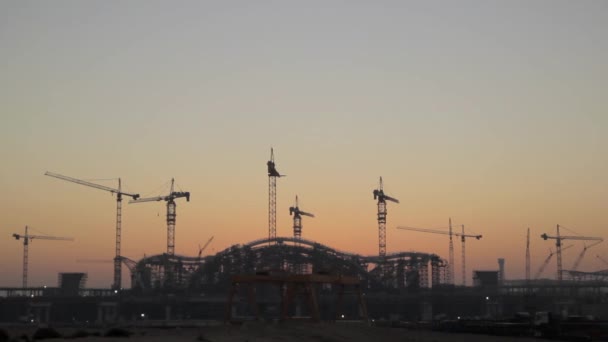 A felkelő nap jelenik meg, az építkezés - Időközű silhouette épület mögül — Stock videók