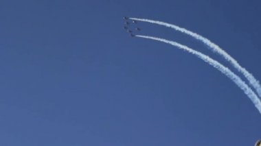 Dubai - Birleşik Arap Emirlikleri 5 Aralık 2014 - gösteri savaş uçağı tarafından yakın oluşumu - duman izi sinek