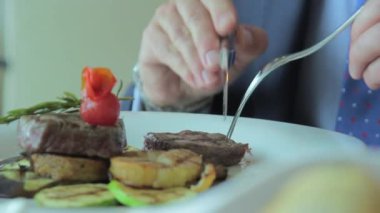 Yakın et biftek - bir restaurant akşam yemeği - yemek