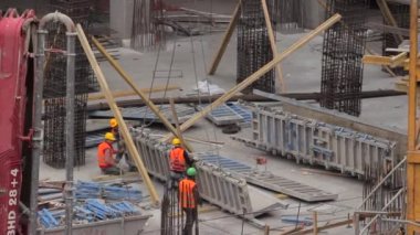 Istanbul - Türkiye 17 Kasım 2014 - inşaatı işçiler işlerini yapıyor