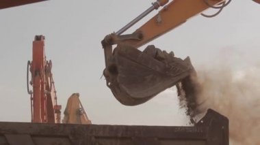 Madina - Suudi Arabistan 8 Aralık 2014 - Ekskavatör Kepçe damperli kamyon ve Rock çekiç ayırıcılarını yükler