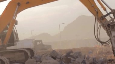 Madina - Suudi Arabistan 8 Aralık 2014 - Hidrolik çekiç kesici tarak kadar kayalar - kapat yok üzerinde