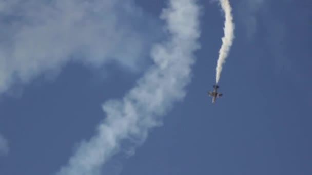 Dubaj - Spojené arabské emiráty 5 prosinec 2014 - demonstrační stíhací letoun opustil stopu kouře - pád dolů část — Stock video