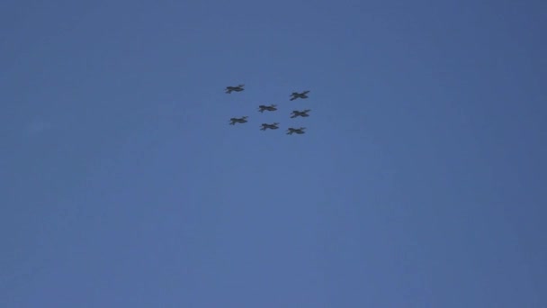 Dubai - Uae 5 December 2014 - demonstratie straaljagers vliegen door in nauwe formatie — Stockvideo