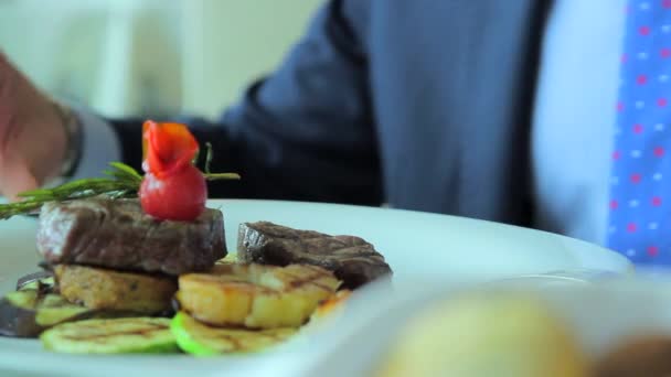 Äter kött biff - middag på en restaurang - nära upp — Stockvideo