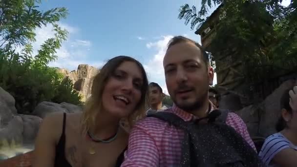 Istanbul - Turecko 10 srpna 2015 - pár v zábavním parku — Stock video