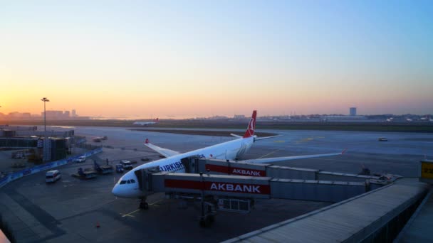 Istanbul Ataturk flygplats - Turkiet 31 mars 2016 - tid förfaller av soluppgången på airport - docka terminal gate — Stockvideo