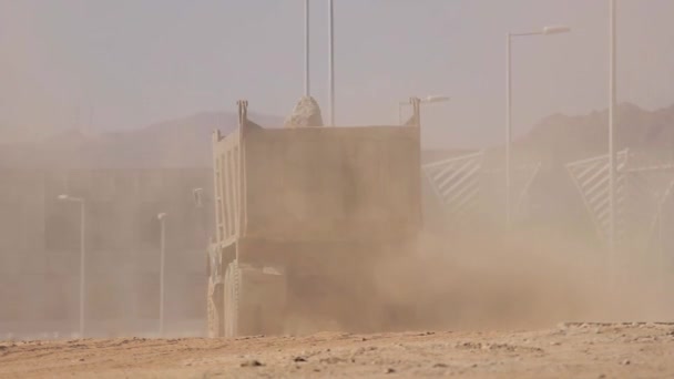 Madina - Arabia Saudită 8 decembrie 2014 - Camion de gunoi pe șantier — Videoclip de stoc