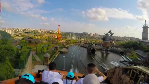 Vialand Стамбул - Туреччина 10 серпня 2015 - люди сплеск у воду, вони спускалися з слайда в невеликому катері - повільний рух — стокове відео