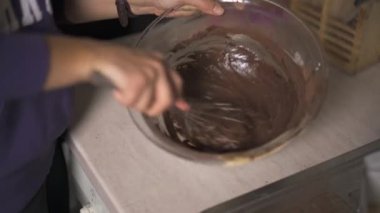 Mutfakta çikolatalı krep karıştırma