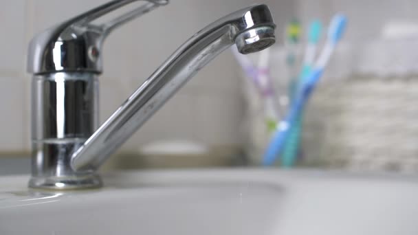 Tirando água da torneira no banheiro Torneira de água (Close Up  ) — Vídeo de Stock