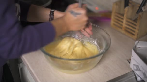 Mischen von Pfannkuchenteig in der Küche — Stockvideo