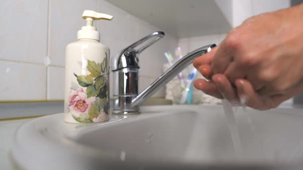 Wassen en drogen zijn handen met een zeep op wastafel kraan — Stockvideo