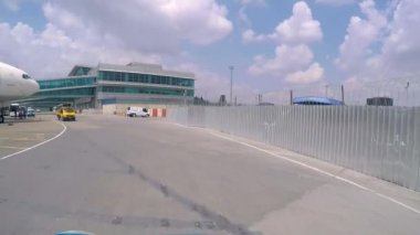 Havaalanında sürüş araba