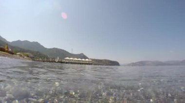 Geniş açı deniz ve dağ manzaralı denizden