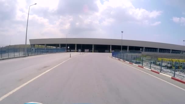 Carro de condução em Aeroporto — Vídeo de Stock