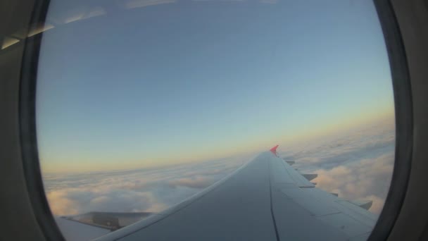 Avión vuela sobre la nube — Vídeos de Stock