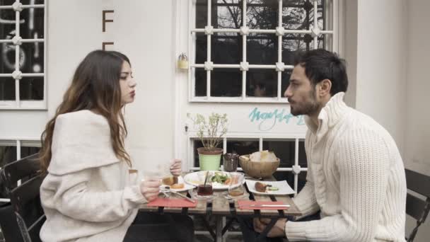 Злая молодая пара спорит в ресторане — стоковое видео