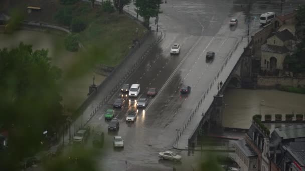 Coches Saltar el puente - TBILISI / GEORGIA 13 JUNIO 2016 — Vídeo de stock