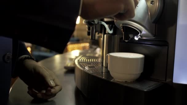 Koffiezetapparaat gieten espresso in cup — Stockvideo