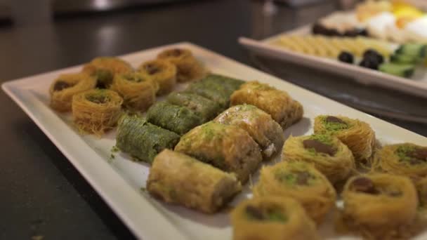 Köstliche traditionelle türkische Dessertteller — Stockvideo