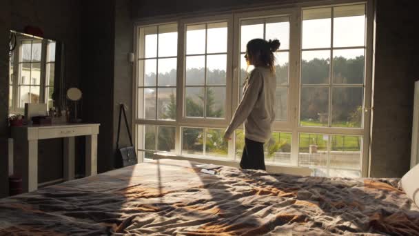 Депресивна жінка вдома в спальні — стокове відео