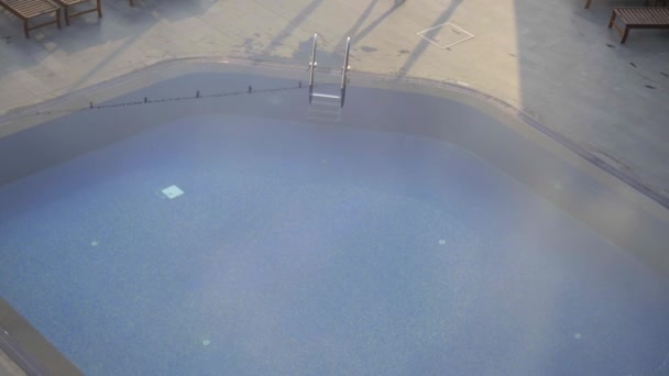 Piscina vuota la sera. — Video Stock