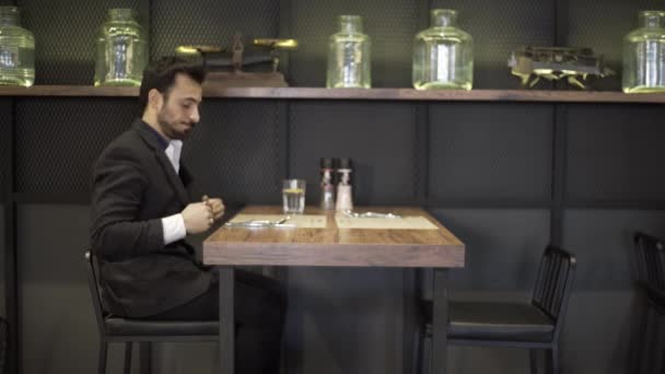 Encontro de amigos no restaurante - Homem está esperando — Vídeo de Stock