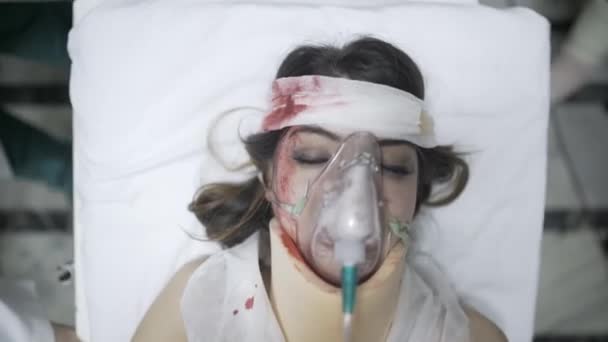 Emergência hospitalar - Mulher tem acidente de carro — Vídeo de Stock