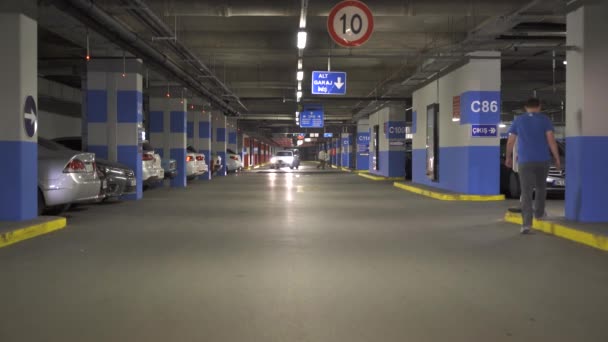 Istanbul - Turkiet 28 April 2016 bilar på underground parkering inne i byggnad — Stockvideo