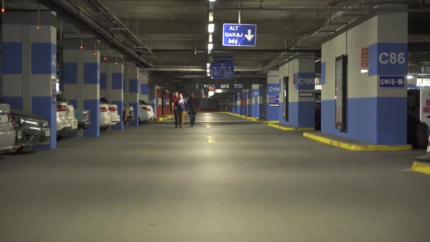 СТАНБУЛ - ТУРЦИЯ 28 Апреля 2016 Автомобили на подземном паркинге внутри здания — стоковое видео