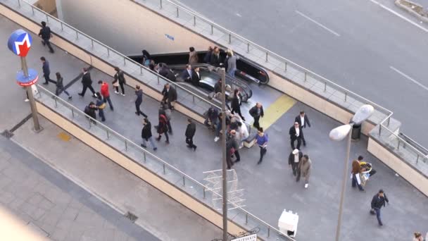 ISTANBUL - TURQUIE 28 Avril 2016 Entrée de la station de métro personnes utilisant des escaliers mécaniques — Video