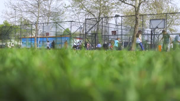 Стамбул - Туреччина 06 травня 2016 дітей розважитися на дитячому майданчику в парку на день сонячні вихідні. — стокове відео