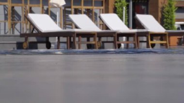 Yüzme havuzunda su çıkan kadın