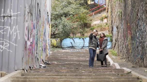 Zeitlupensequenz eines Paares, das die Straße entlanggeht — Stockvideo