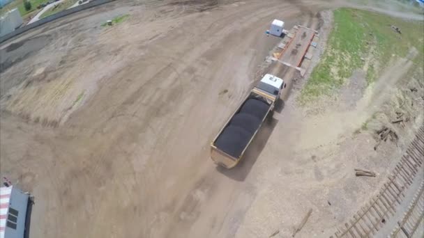 Tiro aéreo de caminhão basculante transportar asfalto — Vídeo de Stock